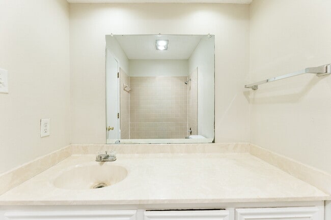 Building Photo - Adorable Duplex Located Near Shadow Hills!