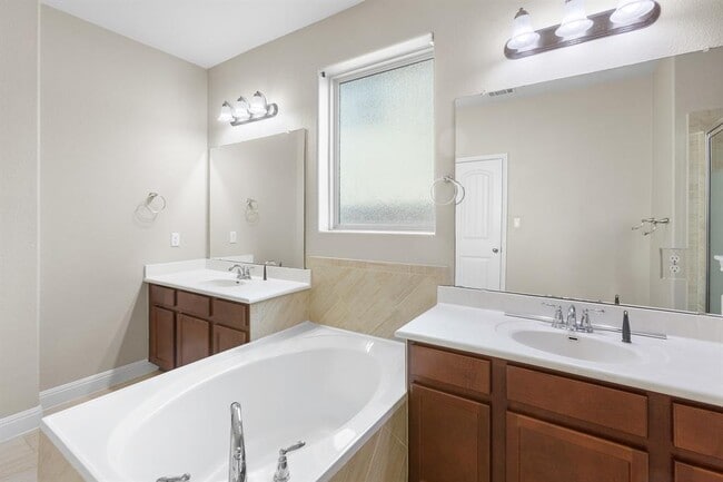 Building Photo - 10824 Dinah Dr