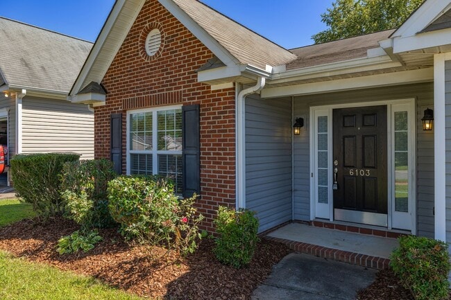 Building Photo - Charming Residence with Modern Amenities and Community center access