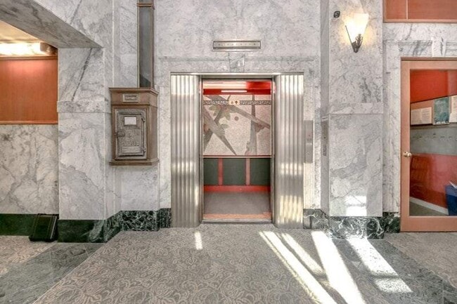 Building Photo - Beautiful Downtown Condo in Tacoma