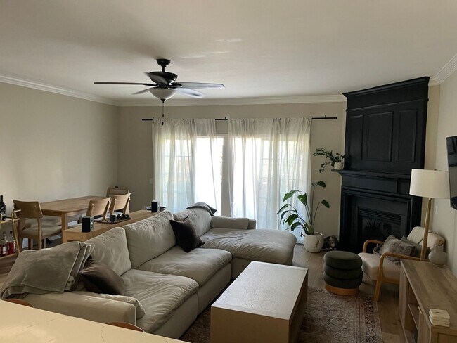 Building Photo - Charming 2-3 BR Townhome in South Park Cha...