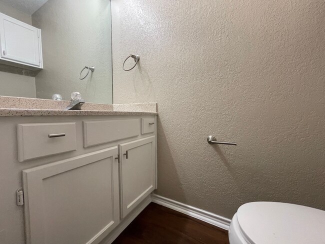 Building Photo - AVAILABLE NOW 2 BEDROOM 1.5 BATH TOWNHOME ...