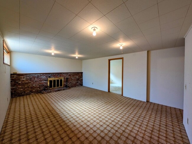 Building Photo - Over Sized 3-Bed, 2.5-Bath SFH w/ 2-Car Garage, & Fenced Backyard!