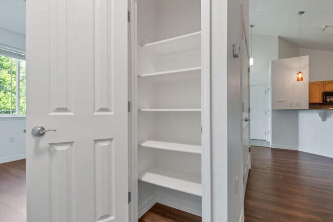 Building Photo - Stylish Longmont Condo with Vaulted Ceilings and Modern Upgrades