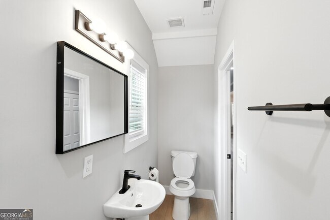 Building Photo - 232 Brad St