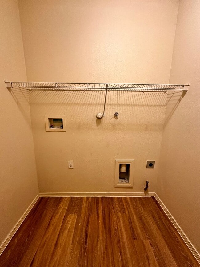 Building Photo - Super cute 3 bed 2 bath home in Huning Ranch. MOVE IN SPECIAL! 1/2 OFF 2ND MONTHS RENT!