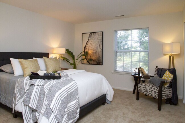 Building Photo - Two Bedroom Signature Style Apartment on t...
