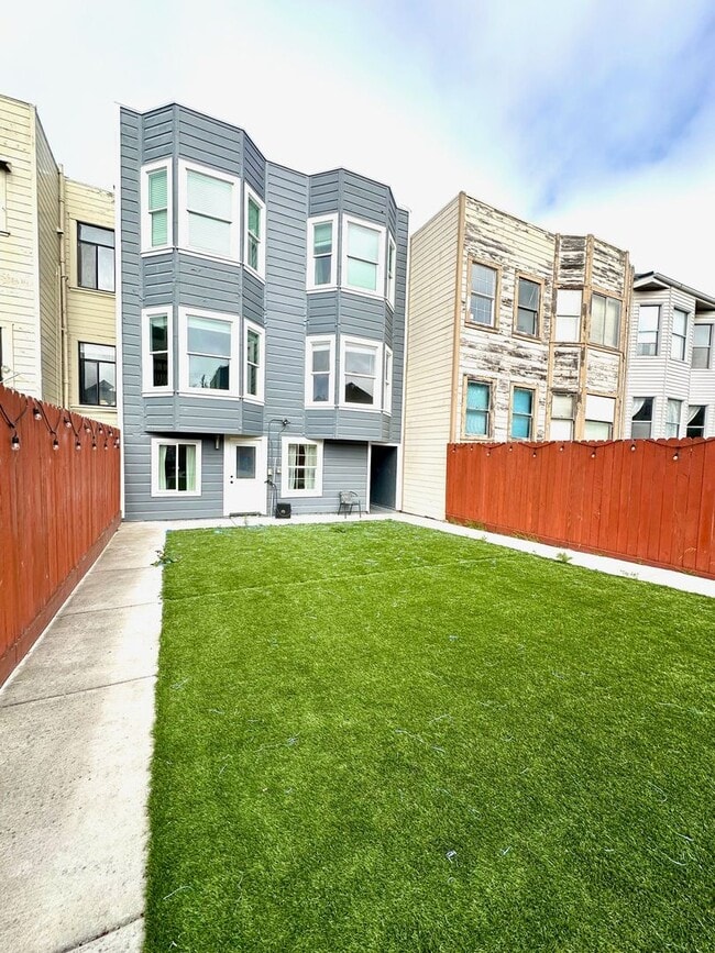 Building Photo - Large, Elegant Home Near USF w/ 6BR, 3BA L...