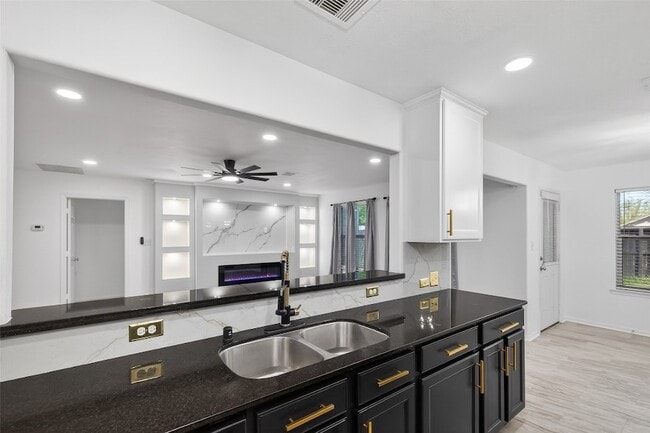 Building Photo - 15807 Sonoma Park Dr