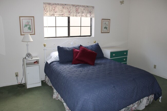 Building Photo - Riverfront 4 Bedroom Vacation Home Includes utiliities