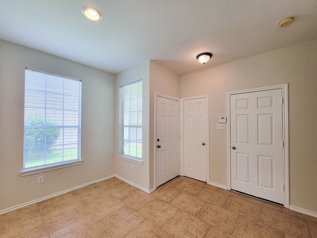 Building Photo - BEAUTIFUL 3 BEDROOM 2 BATH TOWNHOME THAAT ...