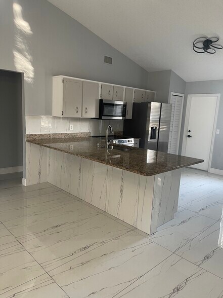 Building Photo - 843 SW Thrift Ave