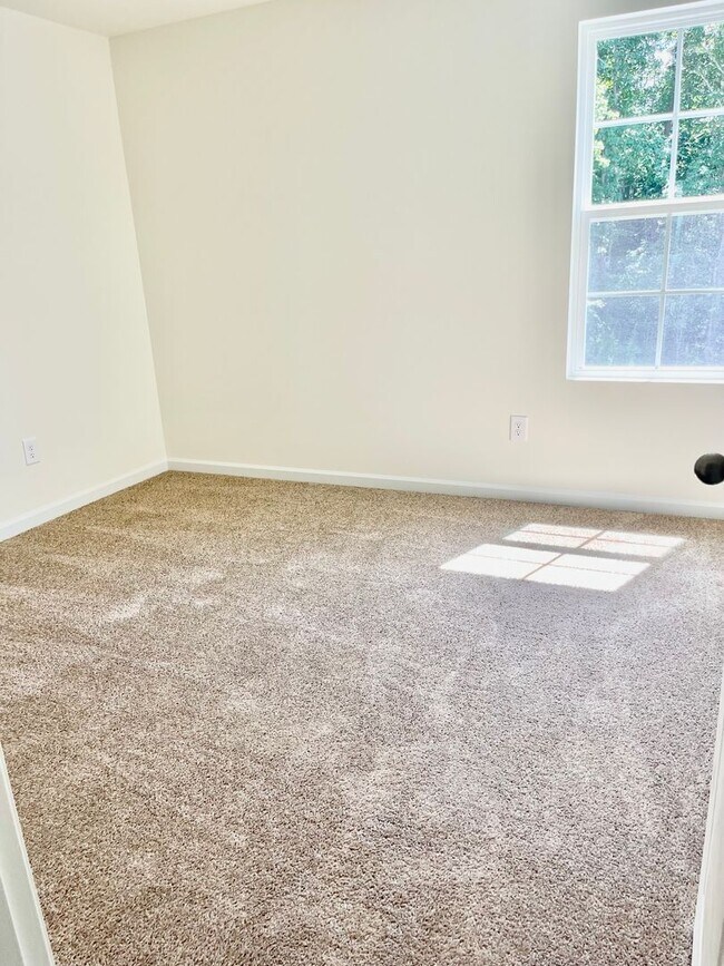 Building Photo - Available Now – Spacious 4BR Home on 1.5 Acres in Rural Hall!