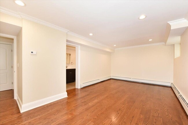 Building Photo - 158 Woodbine Ave