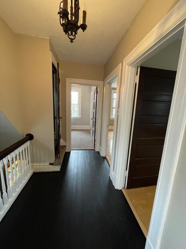 Building Photo - Updated 3 Bedroom home with modern amenities!