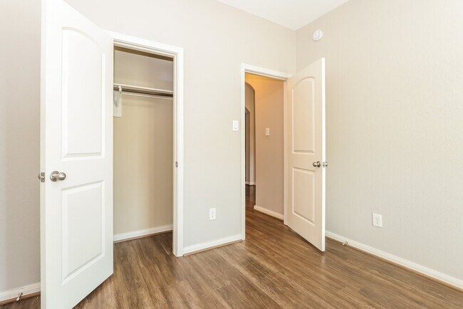 Building Photo - 320 Terra Vis Cir