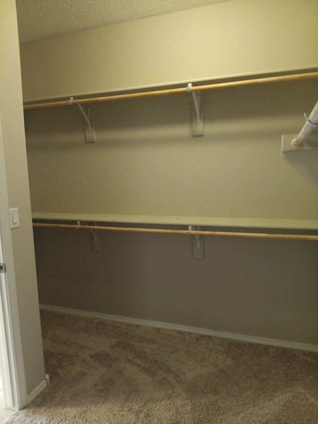 Building Photo - Spacious 4-bedroom, 2.5-bathroom home! Showings available NOW!