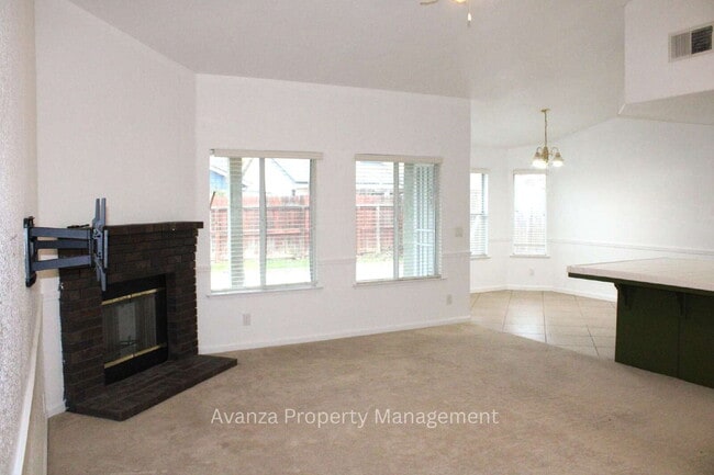 Building Photo - Home for Rent 5428 W. Saginaw Ave Fresno, CA 93722 Description 4 Bedroom/2 Bath Home in Fresno (D...