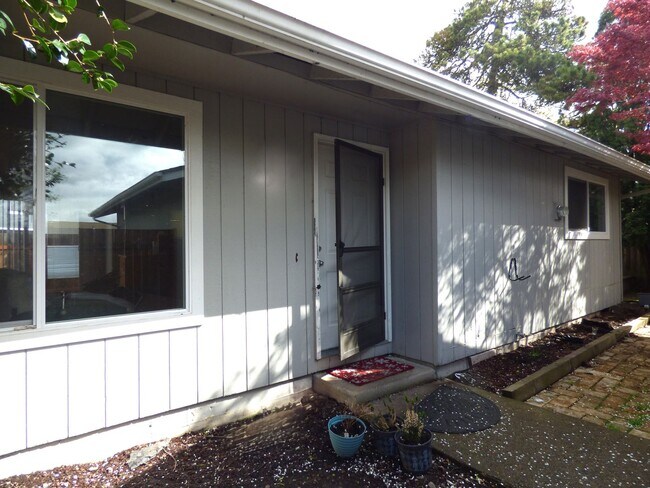 Building Photo - 3 bed 1 bath Home in Southeast Salem