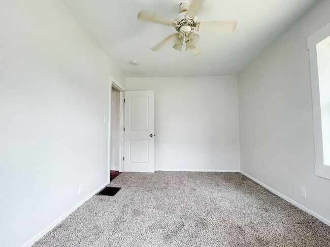 Building Photo - Cozy 2 Bedroom Home! Detached Garage! Large Backyard!