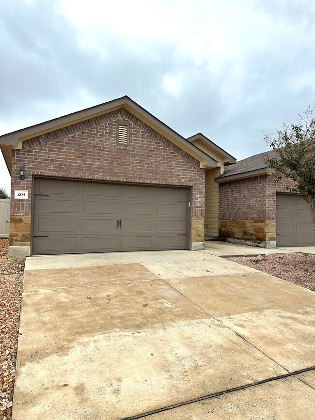 Building Photo - Spacious 3/2 Duplex in New Braunfels