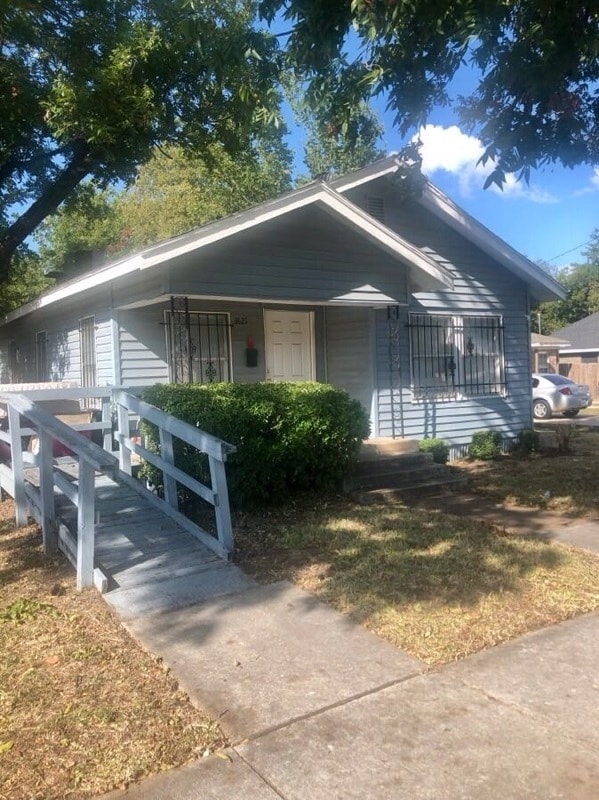Building Photo - Two bedroom One Bathroom Single-family home 76105