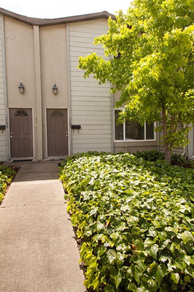 Building Photo - 1133 Laurel Ln