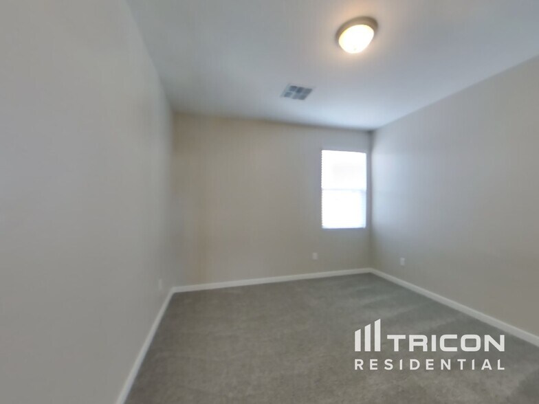 Building Photo - 4535 E Grandview St