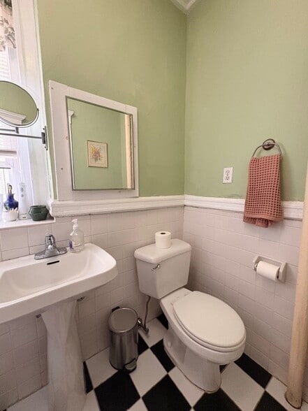 Building Photo - 131 Park Dr