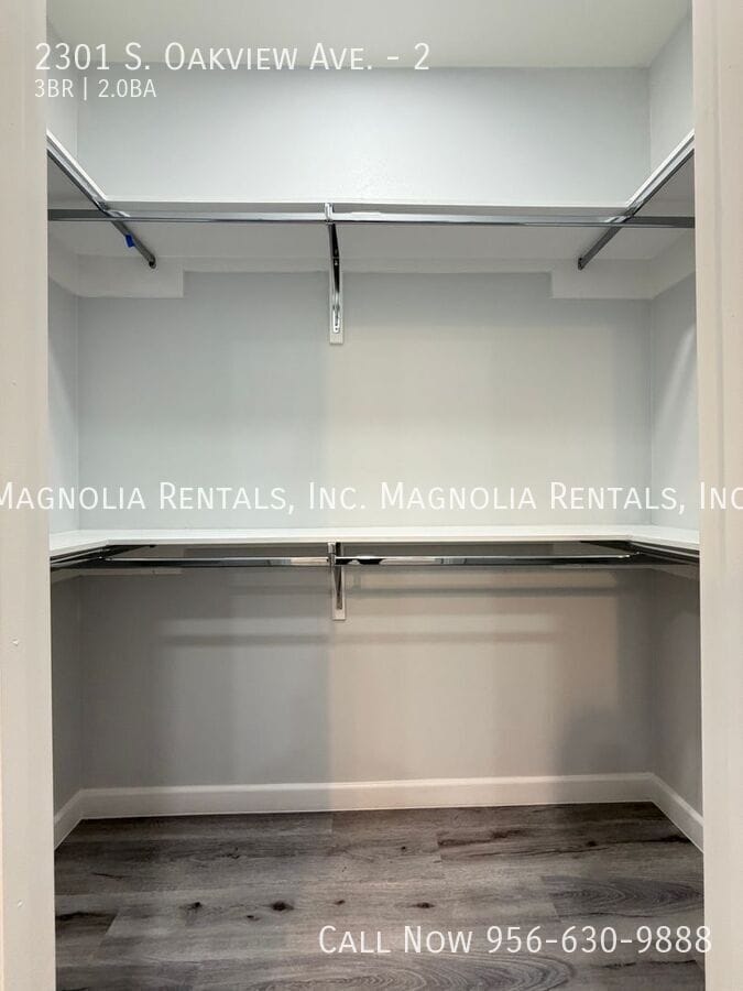 Building Photo - 2301 S Oakview Dr