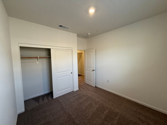 Building Photo - Brand NEW single story home in Hughson!