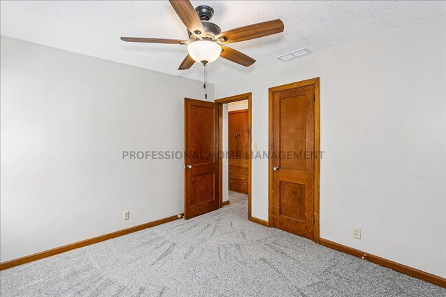 Building Photo - Charming 3 bedroom 1 bath home with 2 gara...