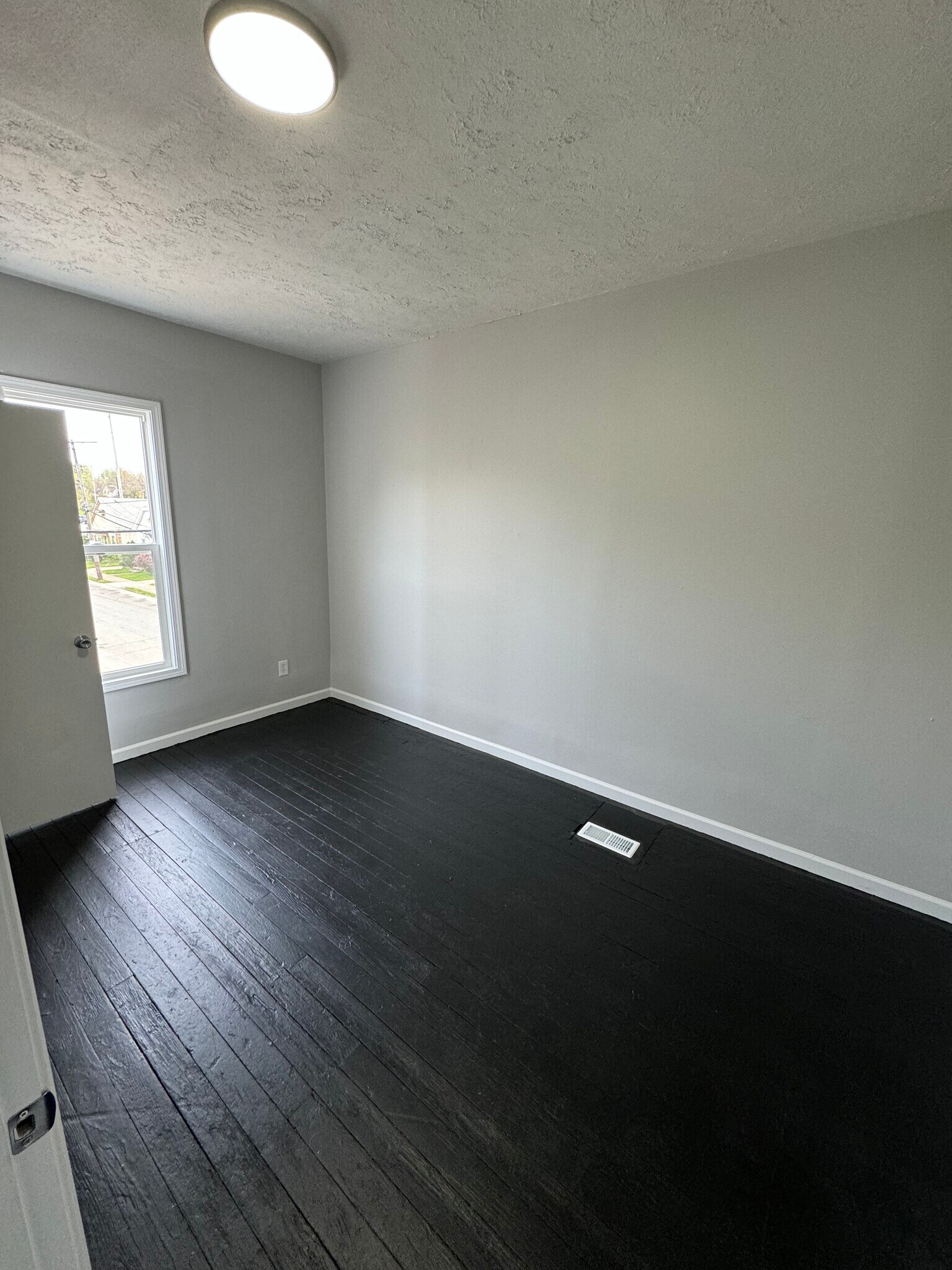 Building Photo - 3860 E 72nd St