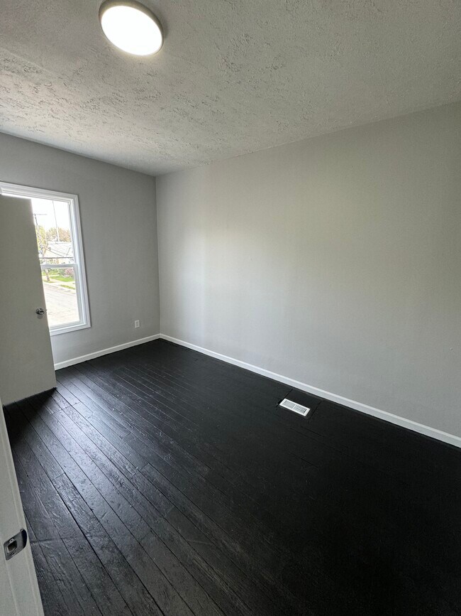 Building Photo - 3860 E 72nd St