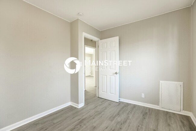 Building Photo - 3 Bedroom Pet-Friendly Home in Kansas City, MO with Main Street Renewal