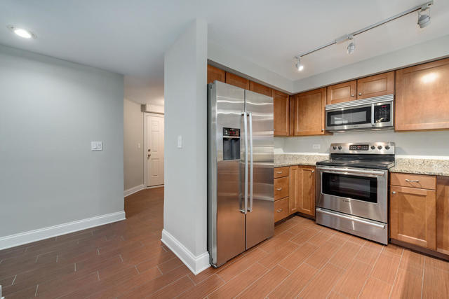 Building Photo - 1034 W Armitage Ave