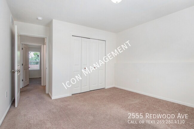 Building Photo - 2555 Redwood Ave