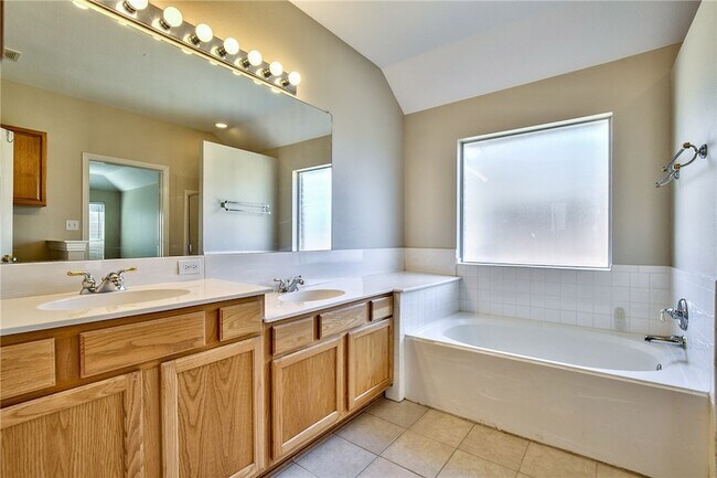 Building Photo - 4424 Maple Shade Ave