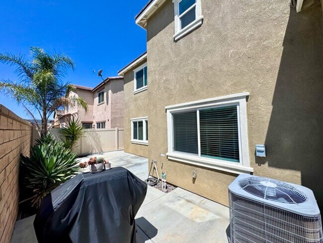 Building Photo - Beautiful 3 bedroom Town house available f...