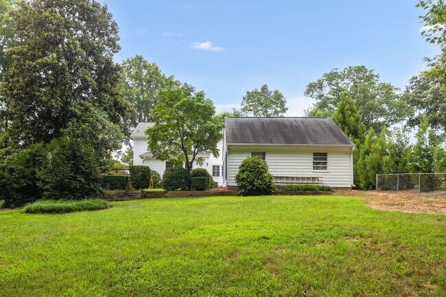 Building Photo - Classic Country Club Elegance