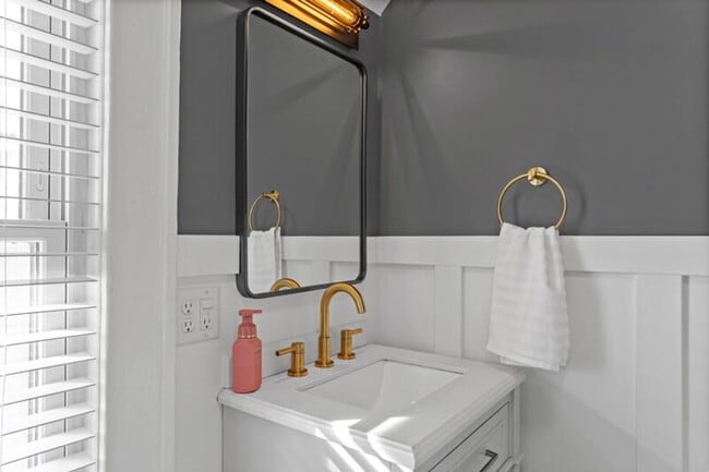 Building Photo - 1511 Hamlet St