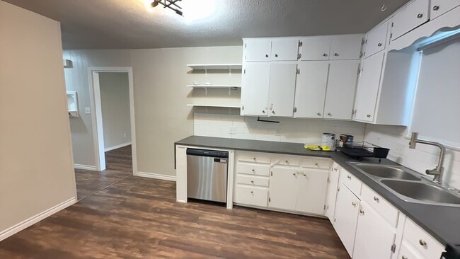 Building Photo - Updated 3-bedroom house with HUGE YARD!! $500 off 1st Month’s Rent!!