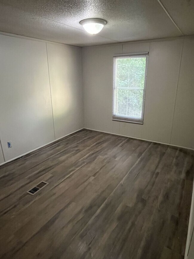 Building Photo - Quiet living 3 bed, 2 bath Ranch near Mint Hill