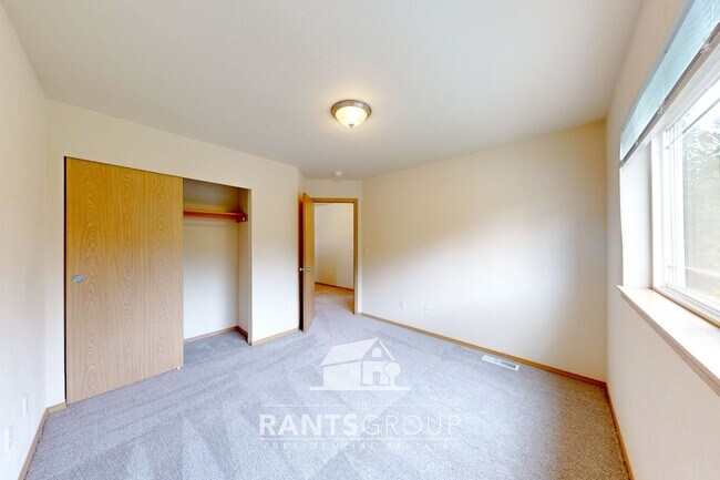 Building Photo - Great Location!  Quiet Neighborhood!