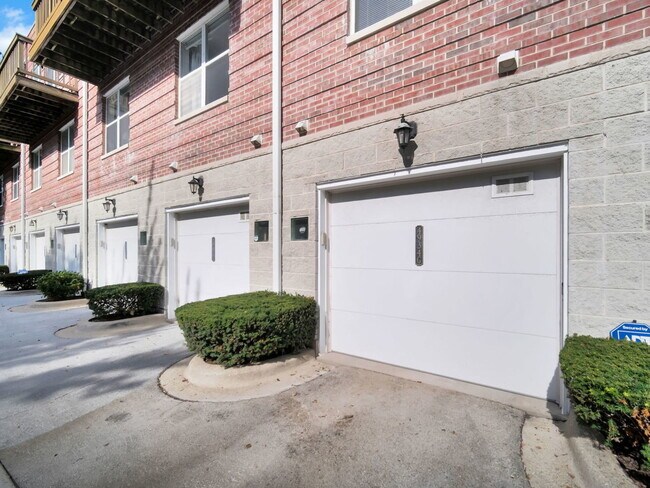 Building Photo - 4934 S Cornell Ave