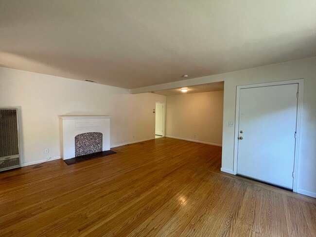 Building Photo - Charming 3-Bedroom, 1-Bathroom Home for Re...