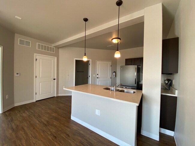 Building Photo - $1,550 | 1 Bedroom, 1 Bathroom Condo | Ava...