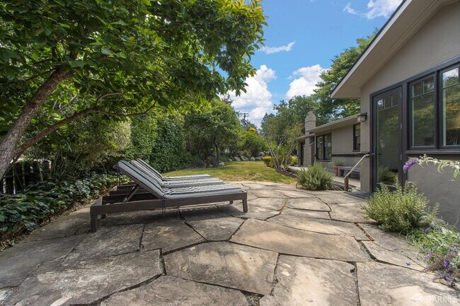 Building Photo - 2 Normandy Ln