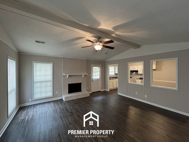 Building Photo - Charming 3BR/2BA Southaven Cove | Vaulted Ceilings, Fireplace & 2-Car Garage