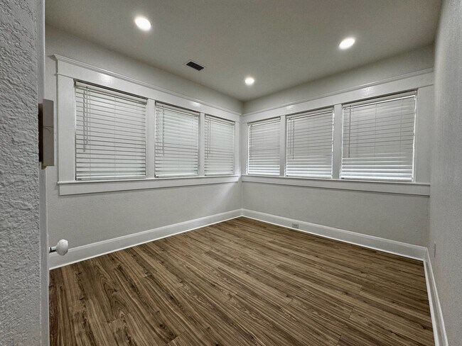Building Photo - 409 S Willow Ave